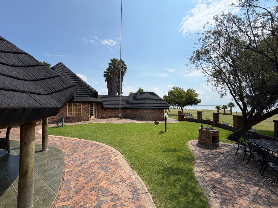 5 Bedroom Property for Sale in Metsimaholo Free State